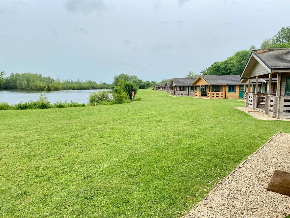 Lake Pochard, Oak Lodge South Cerney Esterno foto